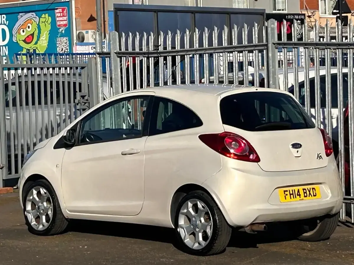 Używany Ford Ka Zetec 69 KM (50 kW) 2014 Biały Hatchback