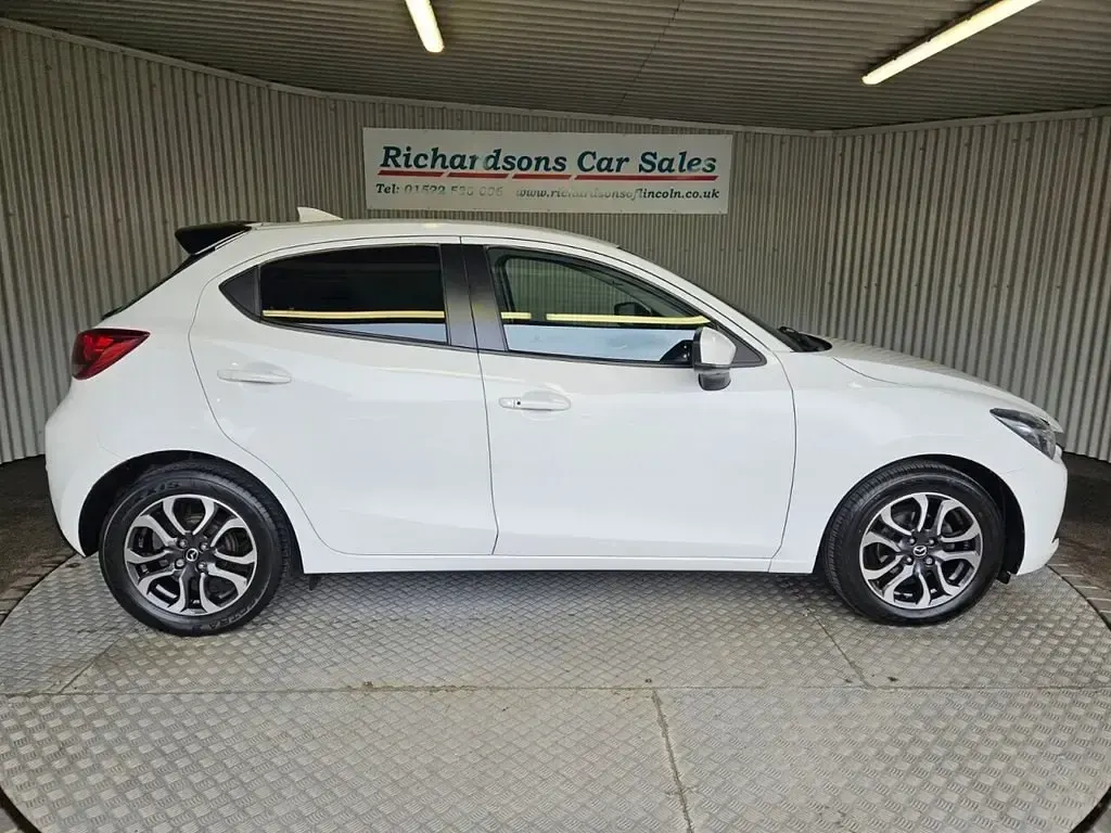 Usado Mazda 2 Inclusive 90 HP (66 kW) 2018 Branco Citadino