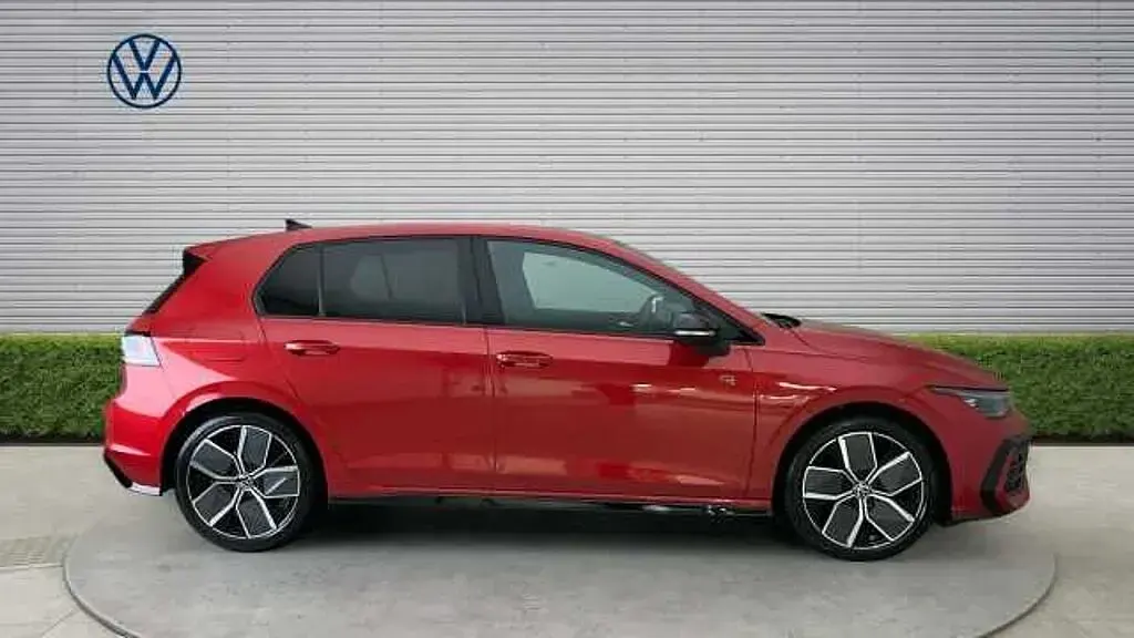 Ny VW Golf VIII Black Edition 150 HK (110 kW) 2025 Röd Halvkombi