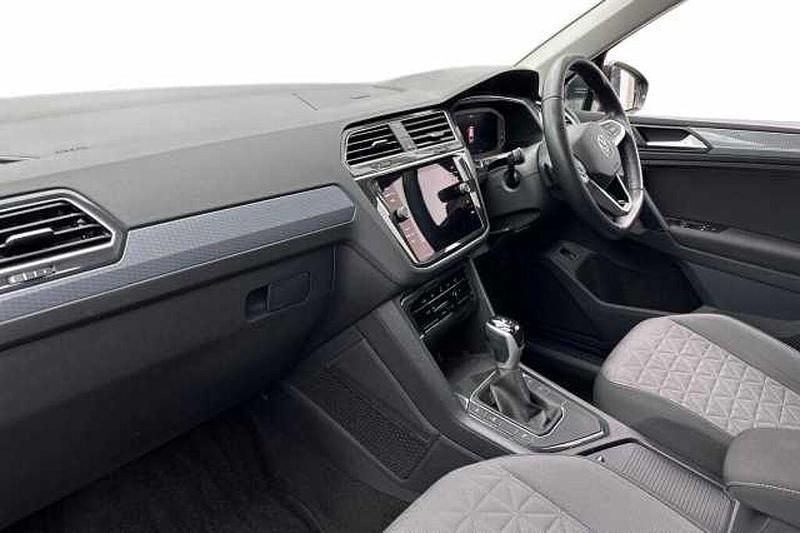Gebraucht VW Tiguan Life 245 PS (180 kW) 2024 Grau SUV