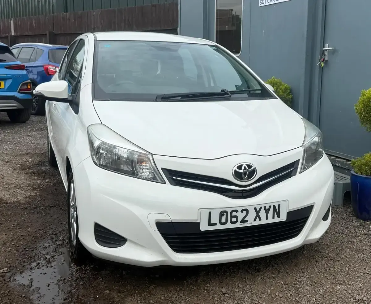 Used Toyota Yaris 99 HP (72 kW) 2013 White Hatchback