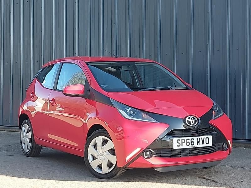 Used Toyota Aygo X-play 68 HP (50 kW) 2016 Red Hatchback