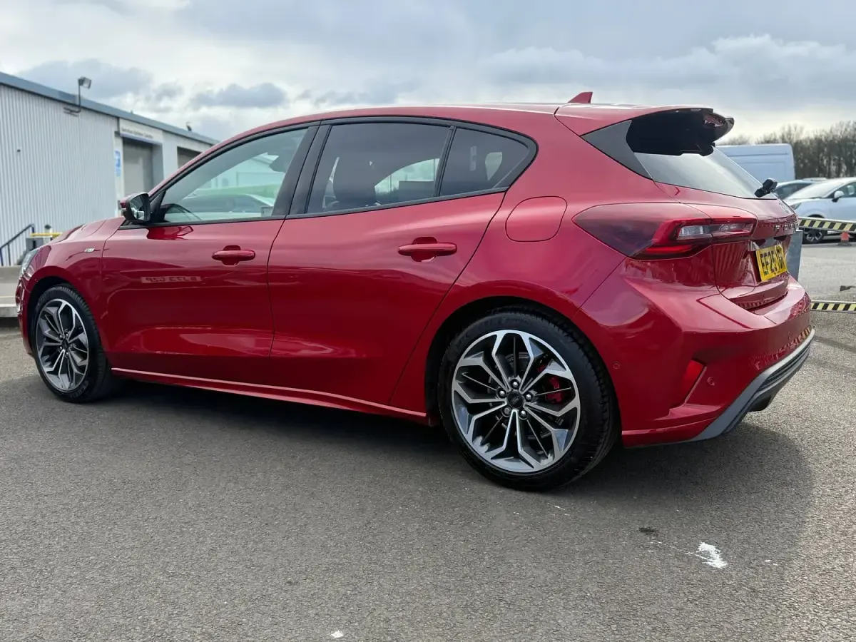Używany Ford Focus ST-Line X 155 KM (114 kW) 2025 Czerwony Hatchback