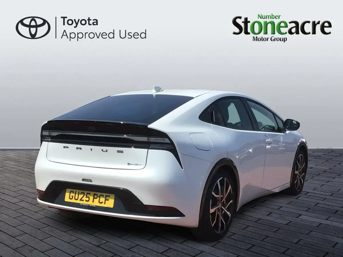 Used Toyota Prius 2025 White Hatchback
