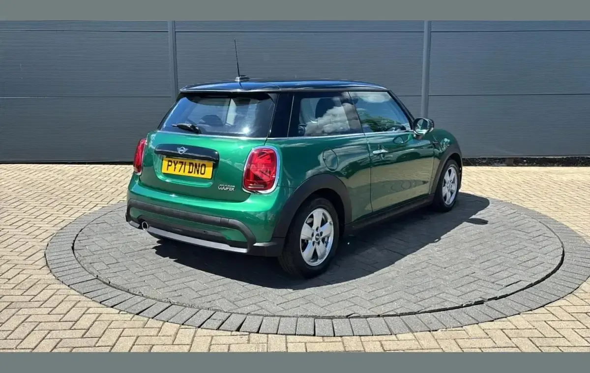 Used Mini Cooper Classic 134 HP (98 kW) 2022 Green Hatchback
