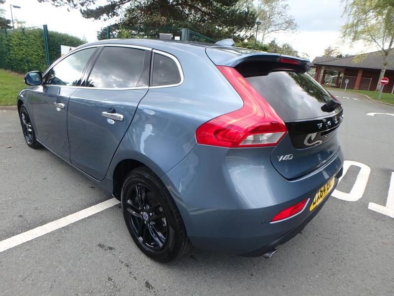 Gebraucht Volvo V40 SE Lux 180 PS (132 kW) 2014 Blau Kleinwagen