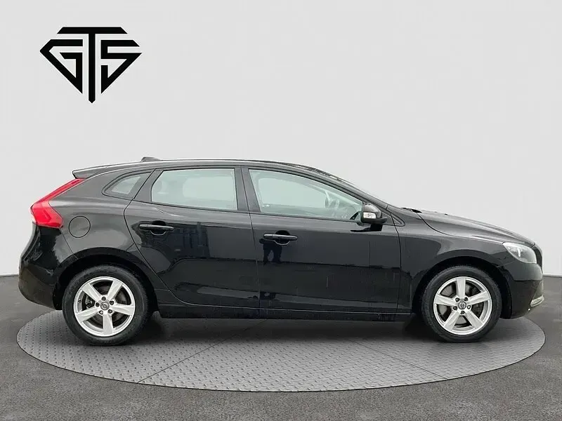 Used Volvo V40 120 HP (88 kW) 2015 Black Hatchback