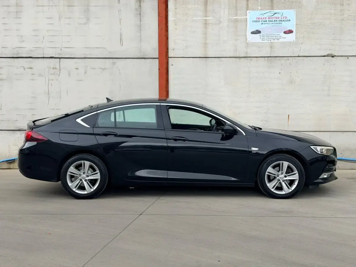 Second-hand Vauxhall Insignia SRi 2019 Negru Hatchback