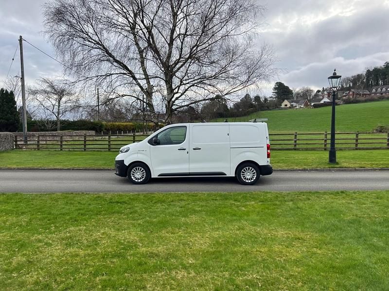Used Toyota Proace 100 kW (136 HP) 2022 White MPV