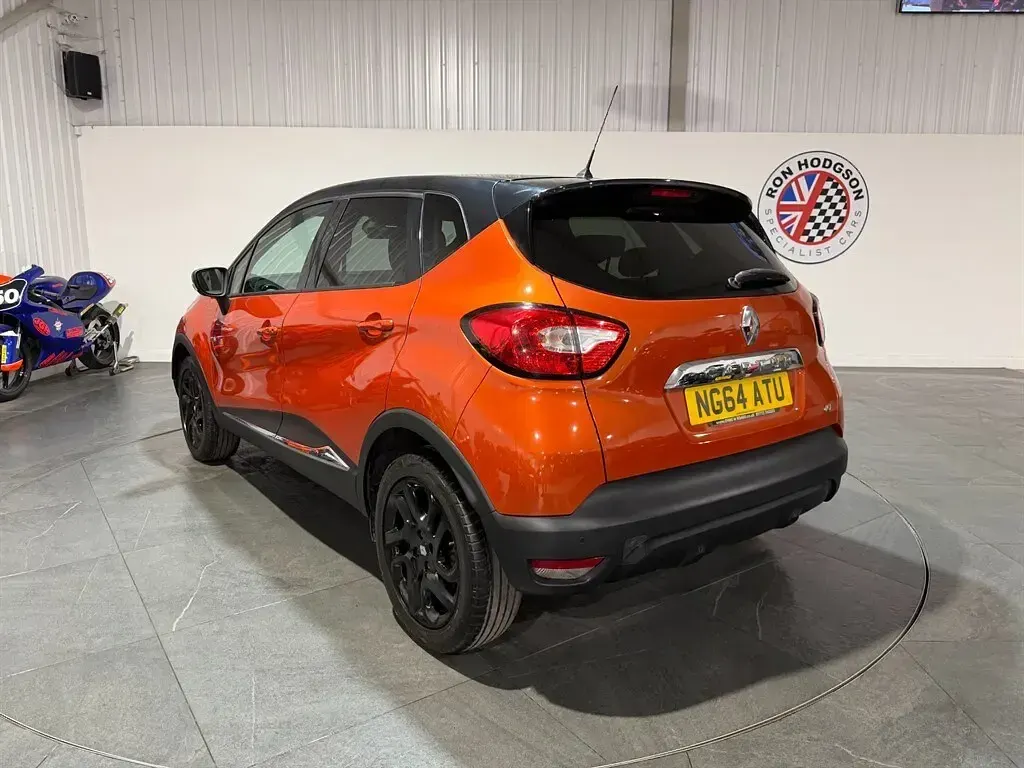 Used Renault Captur Dynamique 90 HP (66 kW) 2015 Orange/black SUV