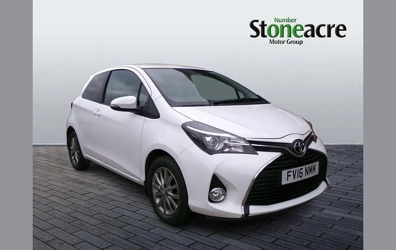 Used Toyota Yaris 68 HP (50 kW) 2016 White Hatchback