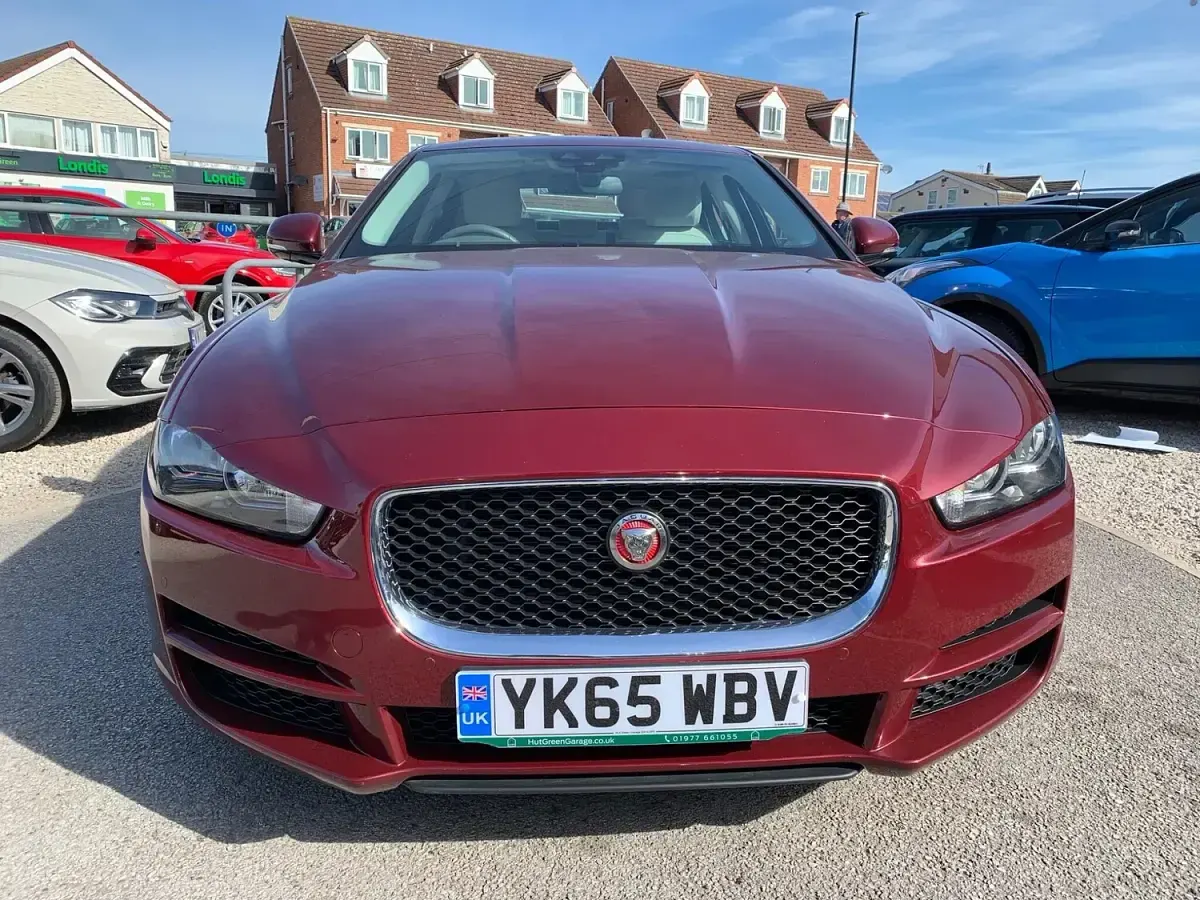 Used Jaguar XE Prestige 240 HP (176 kW) 2015 Red Sedan