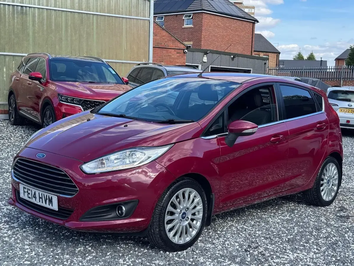 Used Ford Fiesta Titanium 98 HP (72 kW) 2014 Red Hatchback