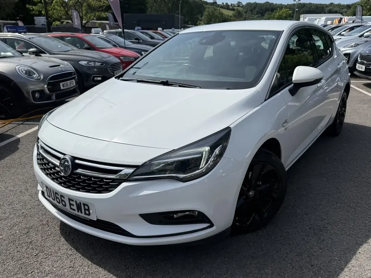 Used Vauxhall Astra SRi 150 HP (110 kW) 2016 White Hatchback
