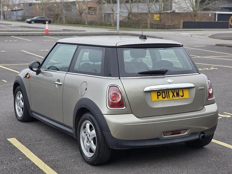 Begagnad Mini ONE Hatch 2011 Silver Halvkombi