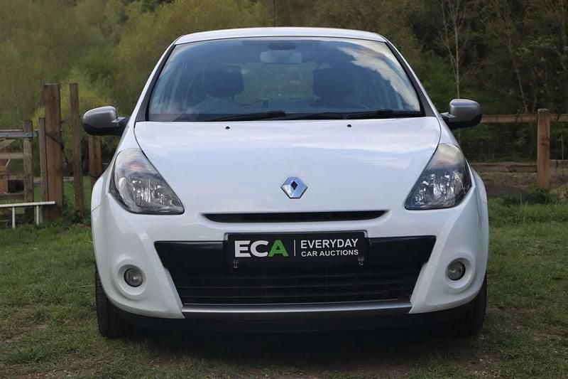 Used Renault Clio IV Dynamique 88 HP (64 kW) 2013 White Hatchback