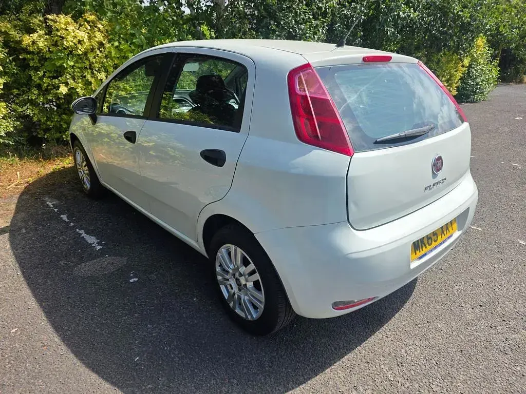 Used Fiat Punto Pop 69 HP (50 kW) 2015 White Hatchback