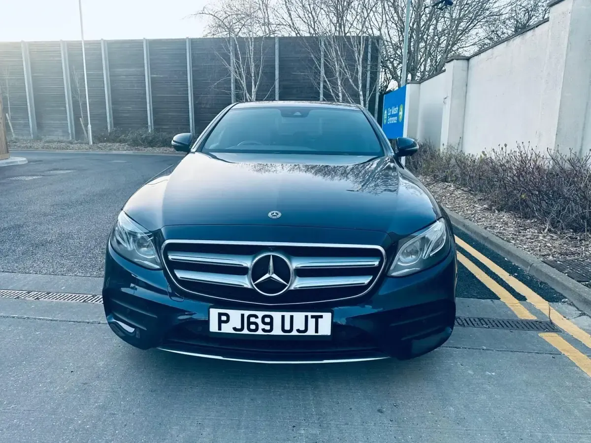 Usado Mercedes E300 AMG Line Premium 2019 Azul Sedan