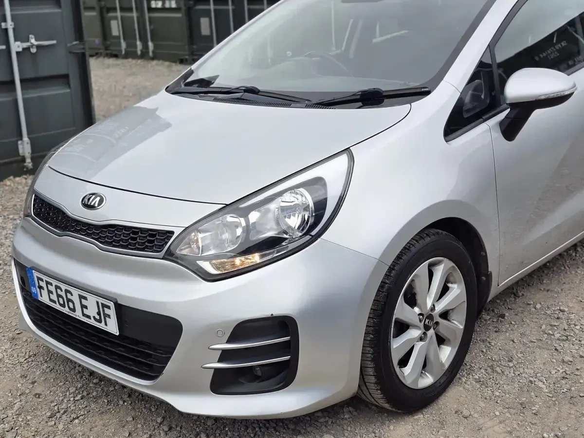 Used Kia Rio 107 HP (78 kW) 2016 Silver Hatchback