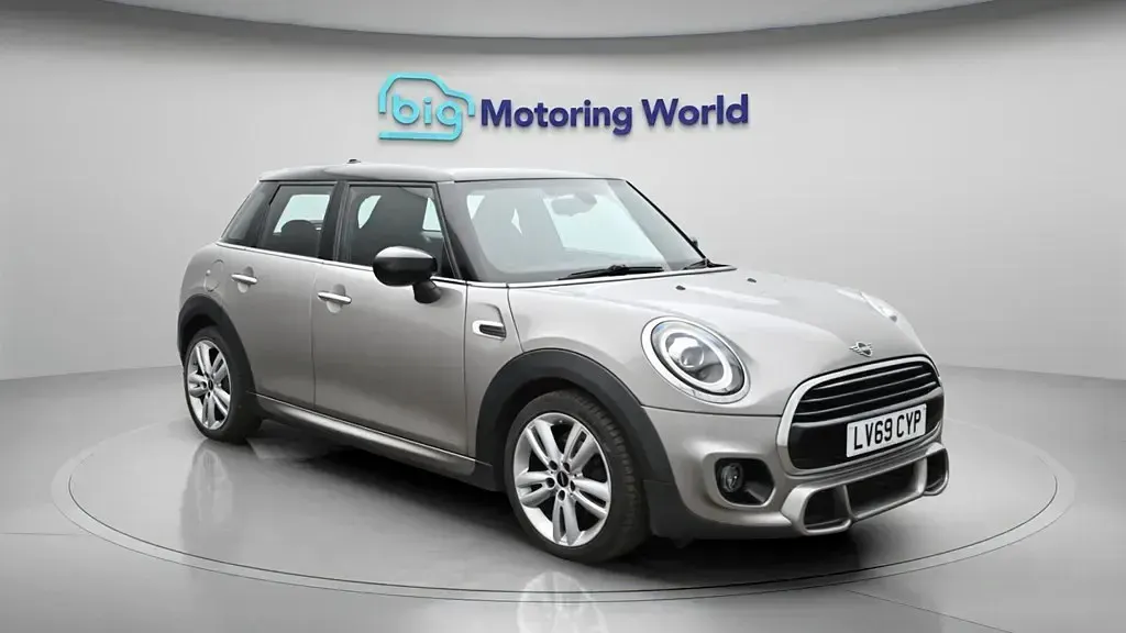 Usado Mini Cooper Hatch 136 HP (100 kW) 2019 Prateado Citadino