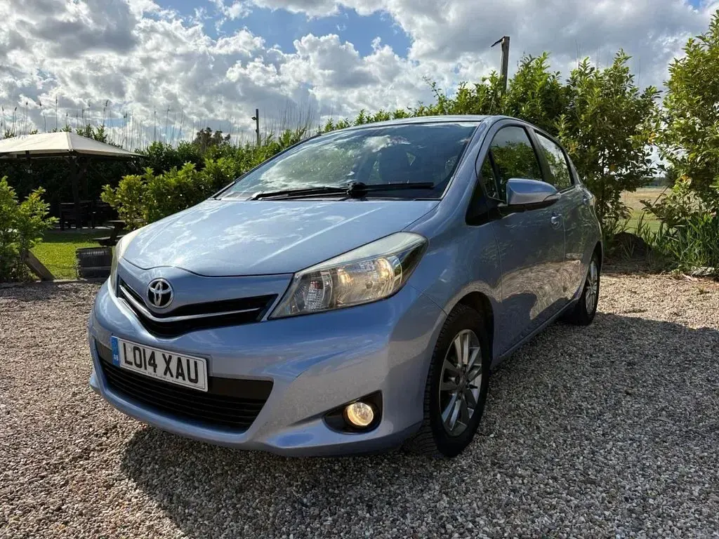 Used Toyota Yaris 90 HP (66 kW) 2014 Blue Hatchback