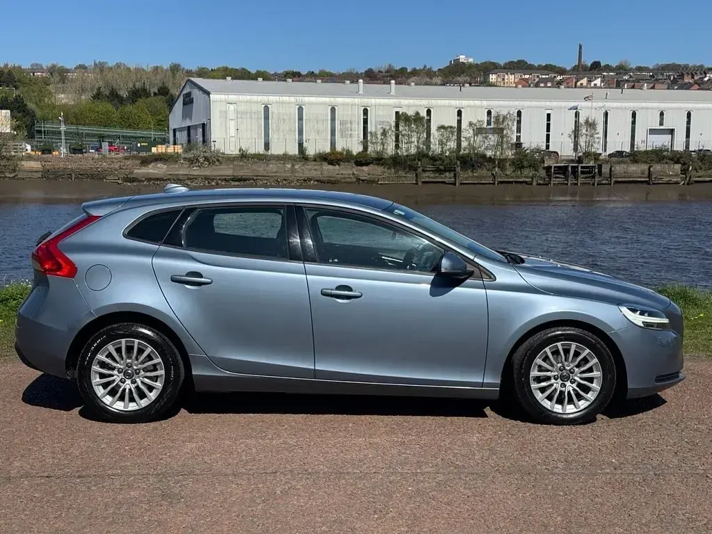 Used Volvo V40 Momentum 120 HP (88 kW) 2017 Blue Hatchback