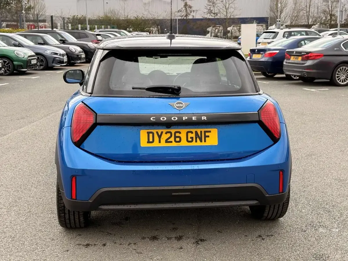 Ny Mini Cooper Exclusive 2026 Blå Halvkombi