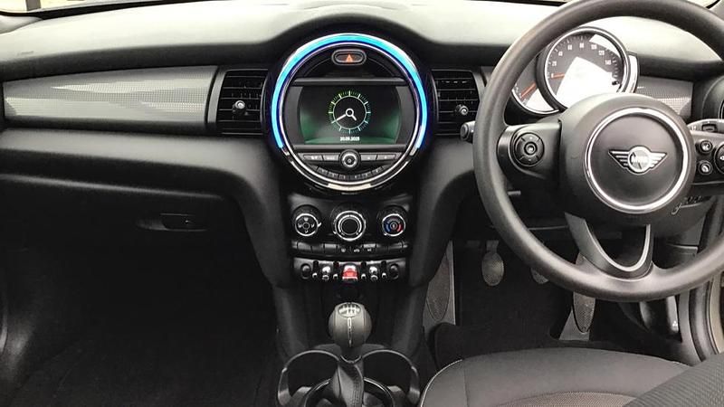 Used Mini Cooper Classic 134 HP (98 kW) 2019 Silver Hatchback