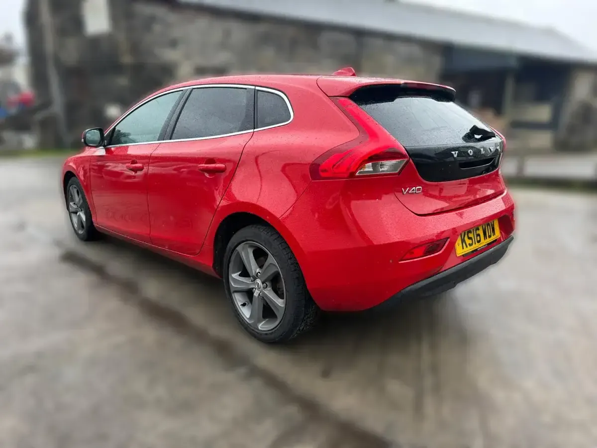 Begagnad Volvo V40 Inscription 120 HK (88 kW) 2016 Röd Halvkombi