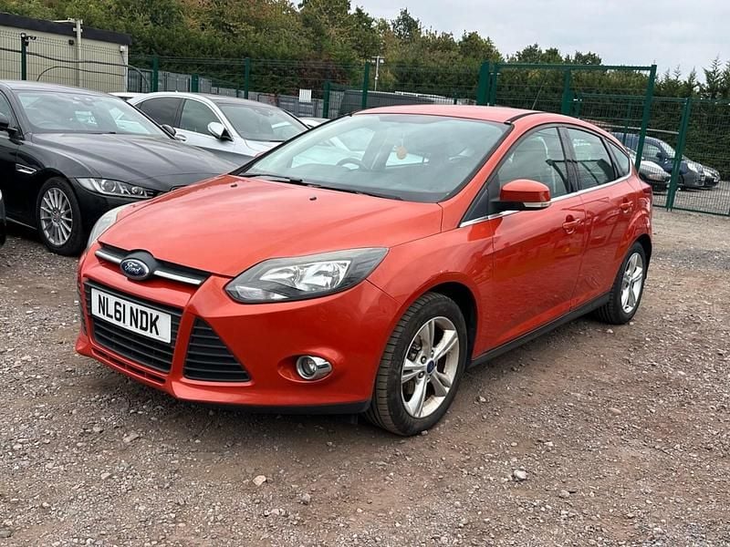 Used Ford Focus Zetec 125 HP (91 kW) 2011 Red Hatchback