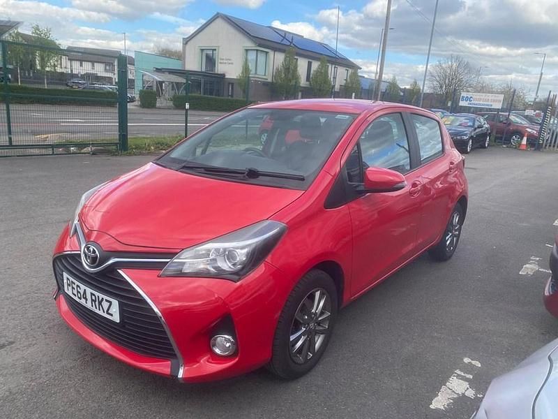 Used Toyota Yaris 99 HP (72 kW) 2014 Red Hatchback