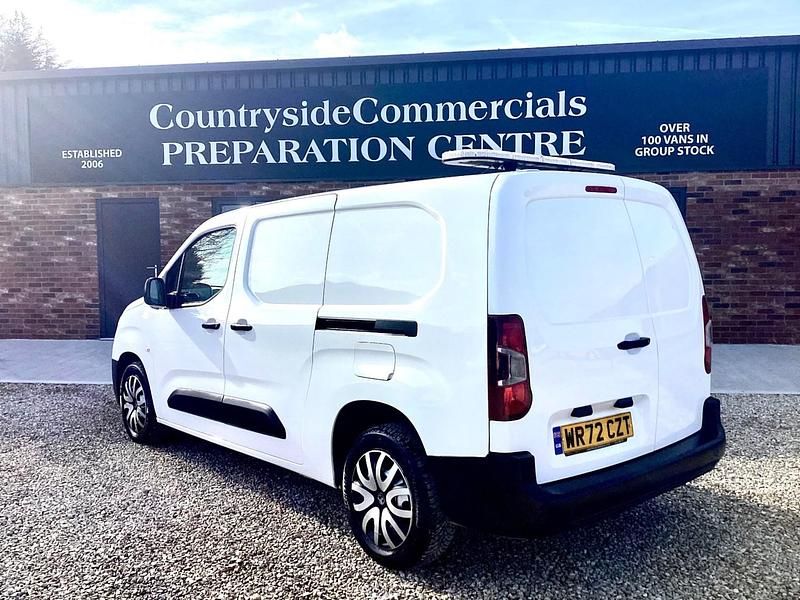 Second-hand Vauxhall Combo 100 CP (73 kW) 2022 Alb Monovolum