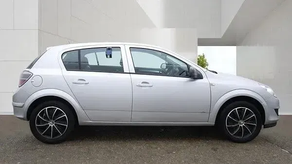 Used Vauxhall Astra Club 138 HP (101 kW) 2010 Silver Hatchback