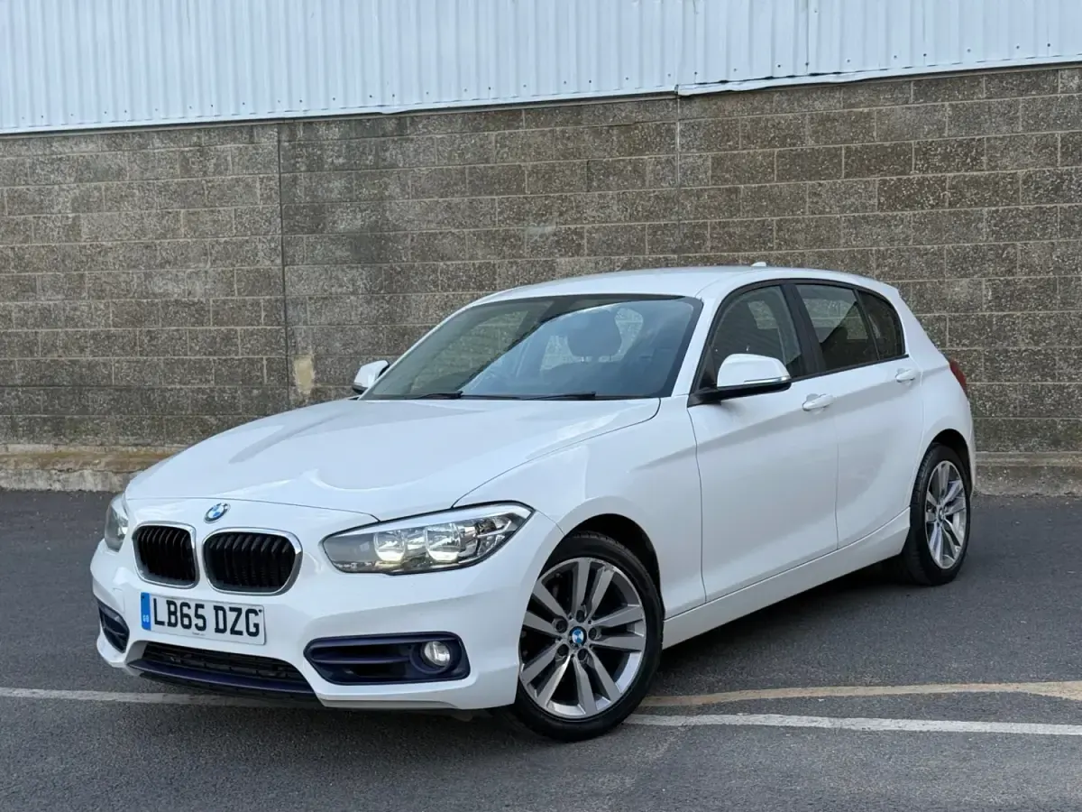 Begagnad BMW 120 Sport Line 2016 Vit Halvkombi