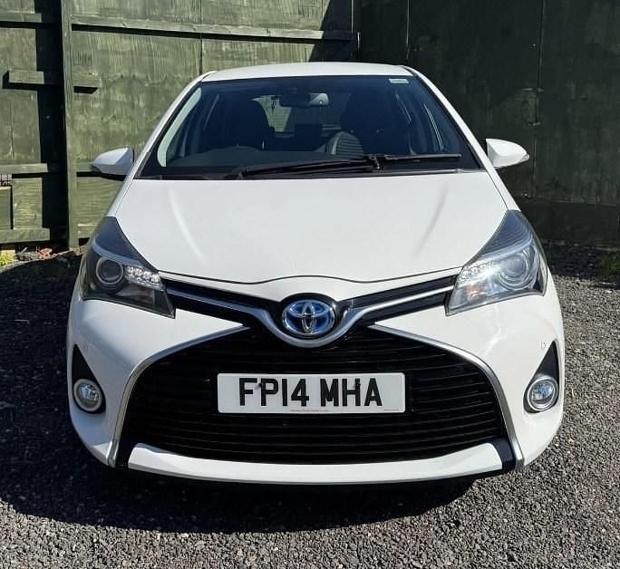 Used Toyota Yaris Hybrid 2014 White Hatchback