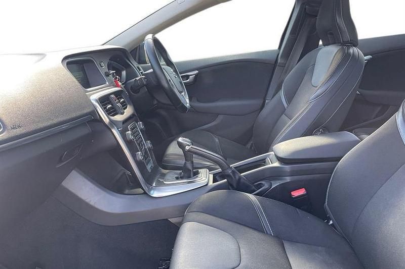 Used Volvo V40 Momentum 120 HP (88 kW) 2017 Black Hatchback