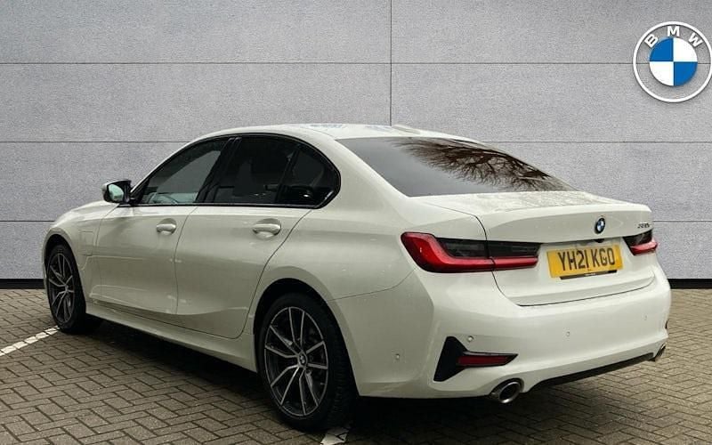 Used BMW 330e Sport Line 292 HP (214 kW) 2021 Alpine white Sedan