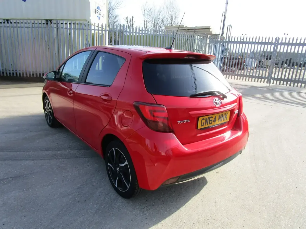 Begagnad Toyota Yaris Sport 99 HK (72 kW) 2014 Röd Halvkombi