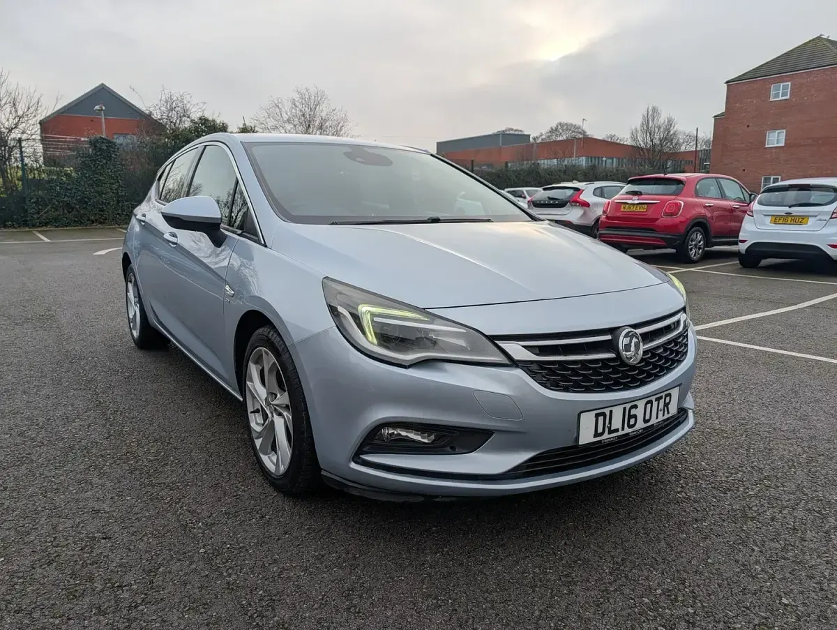 Usado Vauxhall Astra SRi 136 HP (100 kW) 2016 Prateado Citadino