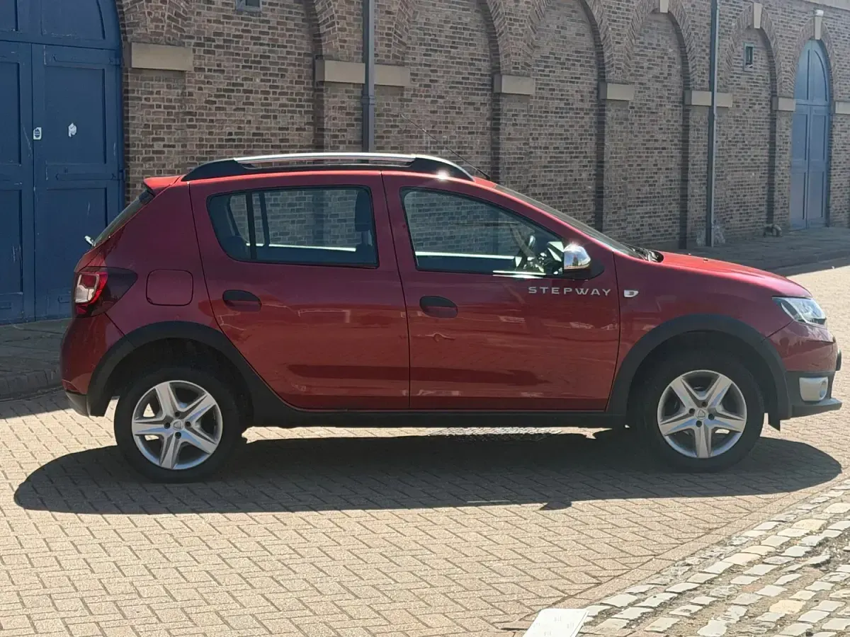 Used Dacia Sandero Lauréate 90 HP (66 kW) 2014 Red Hatchback
