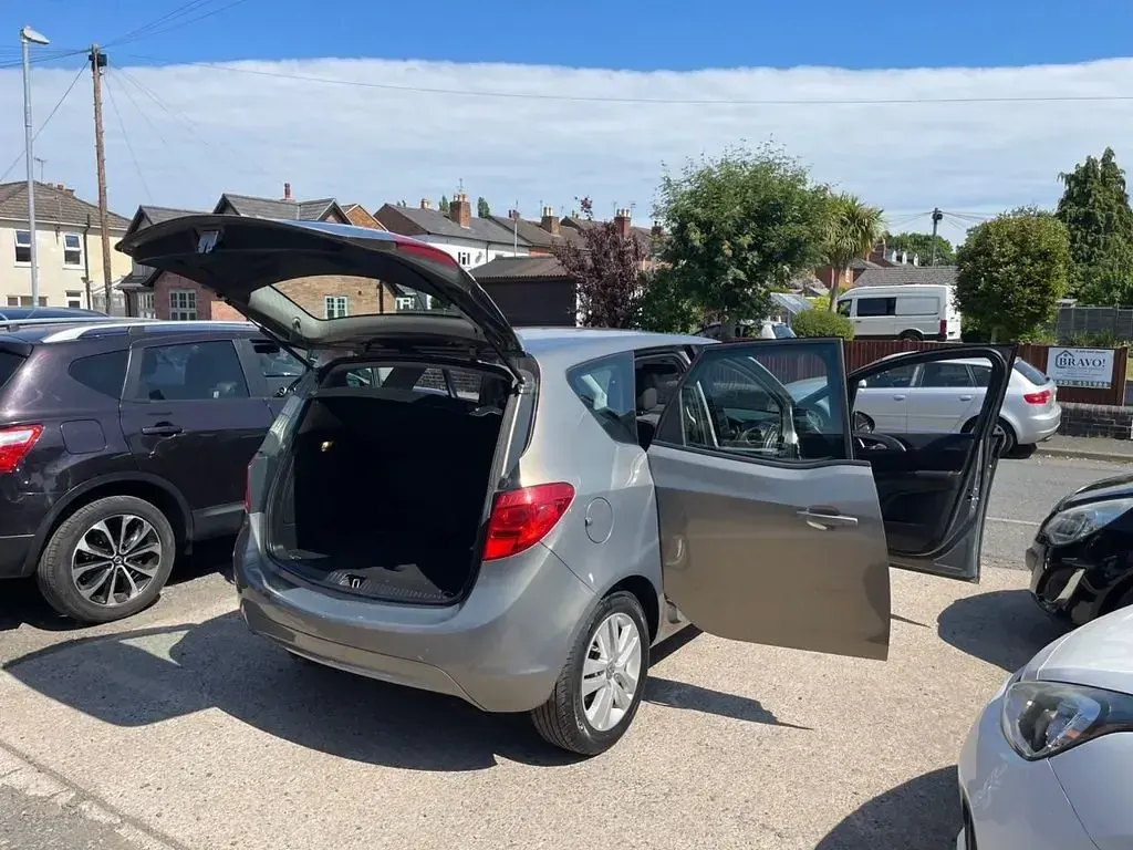 Used Vauxhall Meriva 100 HP (73 kW) 2015 Brown MPV