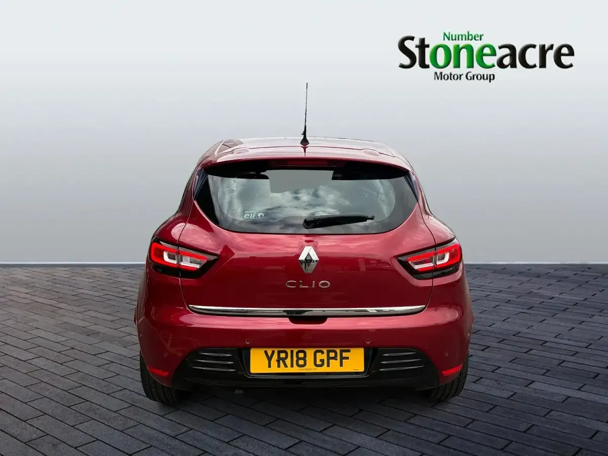 Used Renault Clio Signature 88 HP (64 kW) 2018 Red Hatchback
