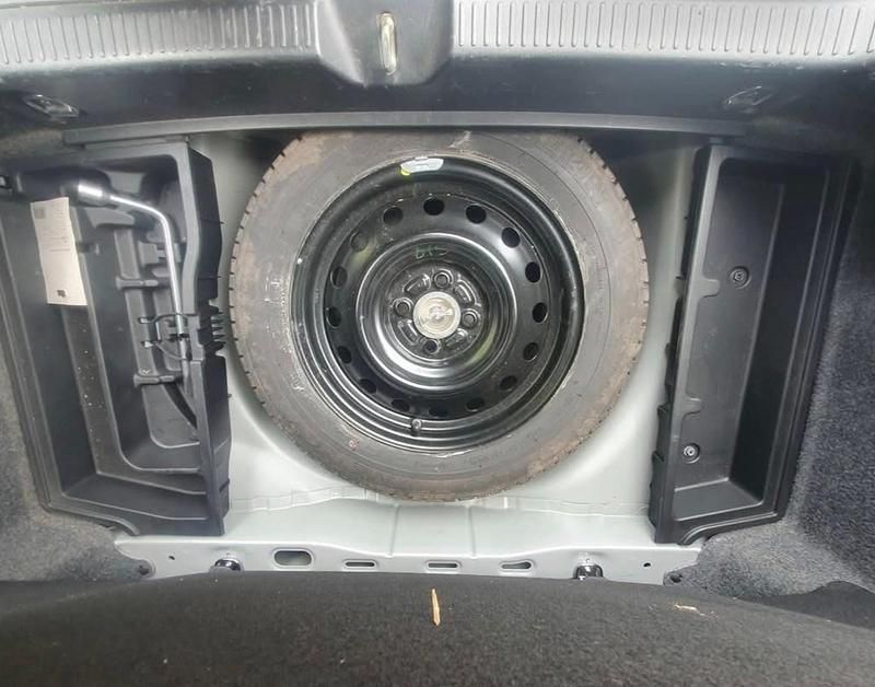 Used Toyota Corolla 97 HP (71 kW) 2006 Silver Hatchback