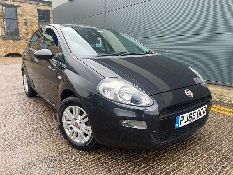 Used Fiat Punto Pop 69 HP (50 kW) 2016 Black Hatchback