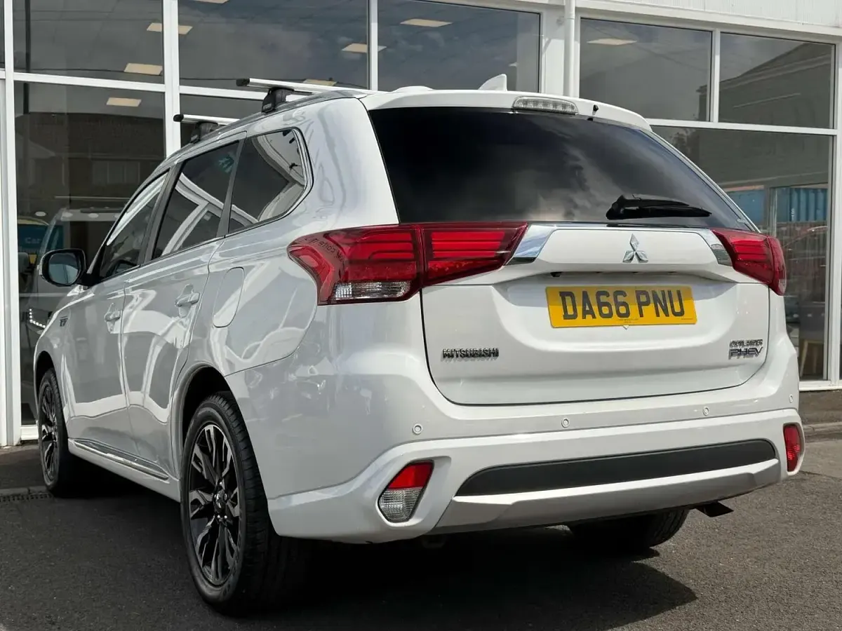 Used Mitsubishi Outlander P-HEV 2016 White SUV