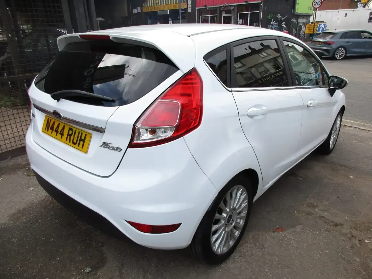 Używany Ford Fiesta Titanium 125 KM (91 kW) 2013 Biały Hatchback