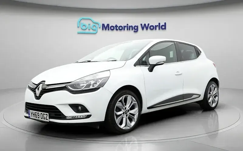 Used Renault Clio Iconic 90 HP (66 kW) 2019 White Hatchback