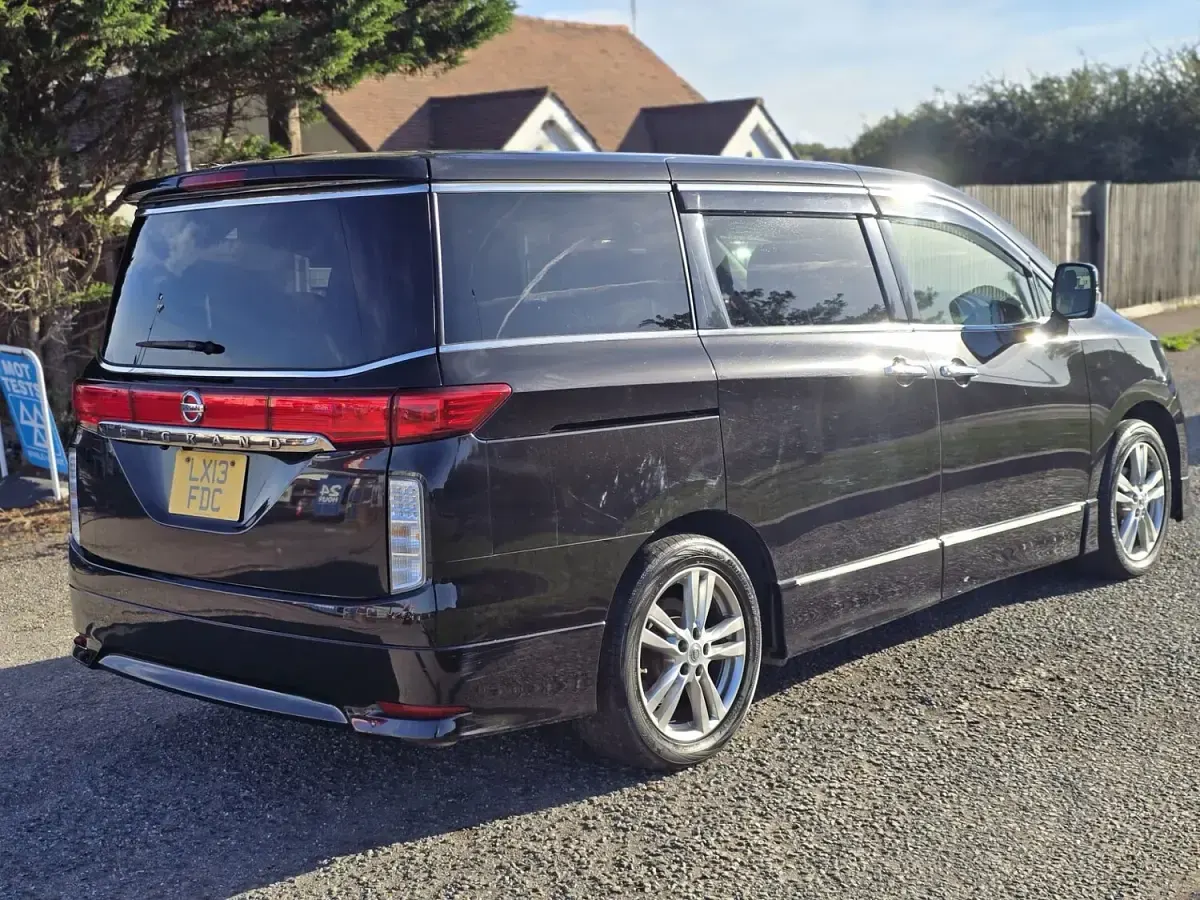 Usado Nissan Elgrand 2013 Negro Monovolumen