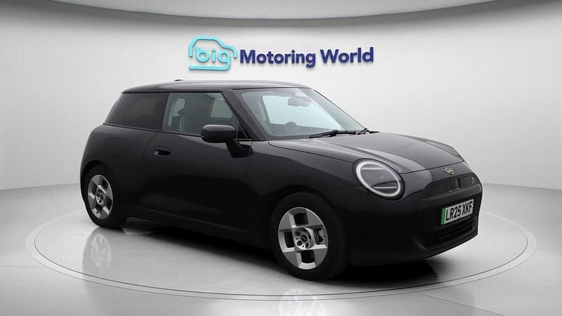 Black Used 2025 Mini Cooper SE Classic Hatchback | £23,500 - Image 1/4