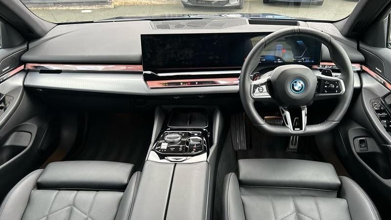 Used BMW 530e M Sport 295 HP (216 kW) 2025 Blue Estate